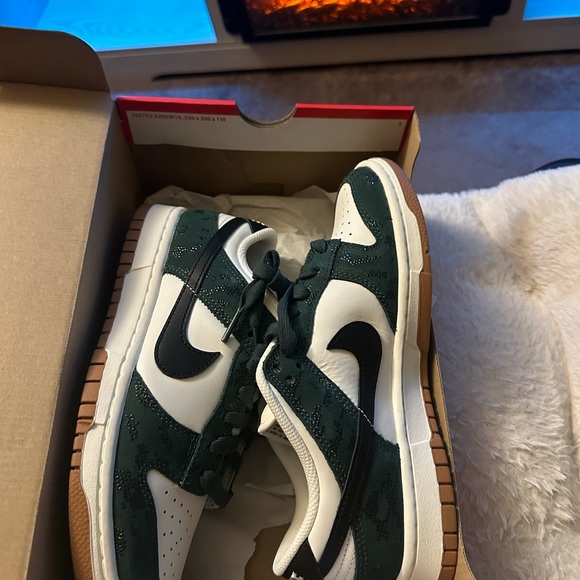 $135 Women’s Nike Dunks Low Snakeskin Green Size W 8 / M 6.5 - Picture 3 of 9